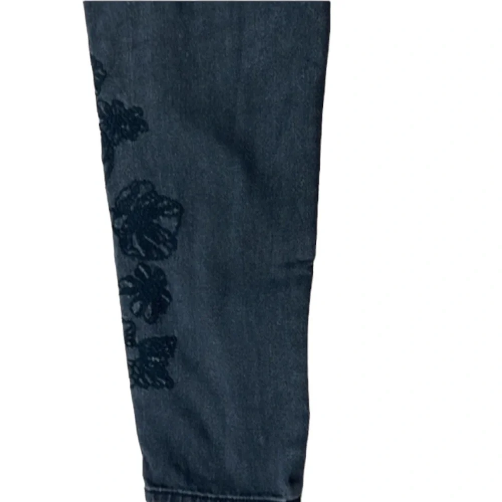 AEO Faded Black High Rise Ankle Mom Jean Size 00 Floral Rose Embroidery - Picture 9 of 12